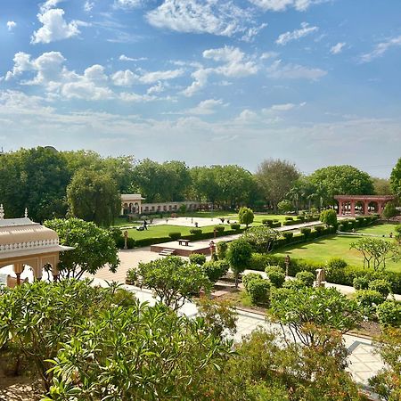 Umaid Palace - A Lakeside Heritage Palace Resort Near Jaipur Close To Bhangarh & Chand Baori Stepwell Abhaneri Dubbi Bagian luar foto