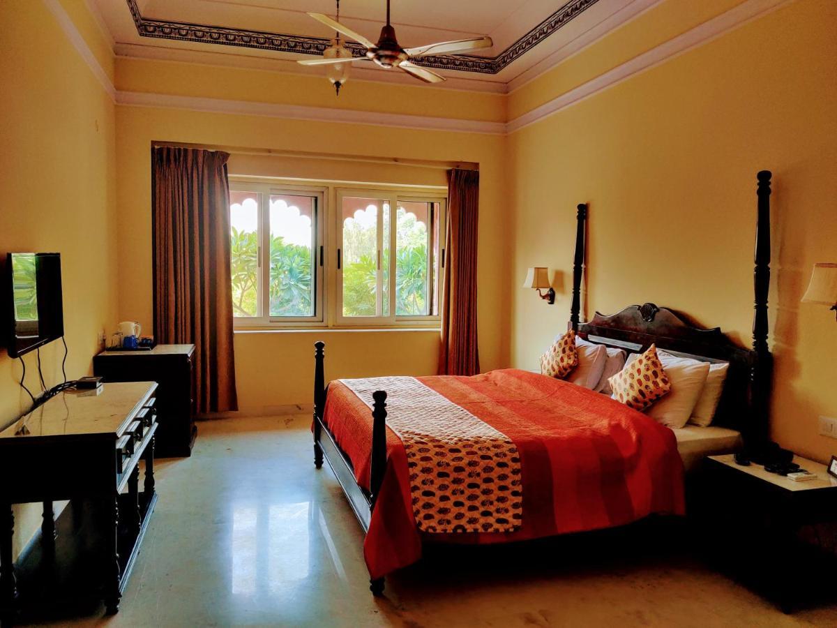 Umaid Palace - A Lakeside Heritage Palace Resort Near Jaipur Close To Bhangarh & Chand Baori Stepwell Abhaneri Dubbi Bagian luar foto