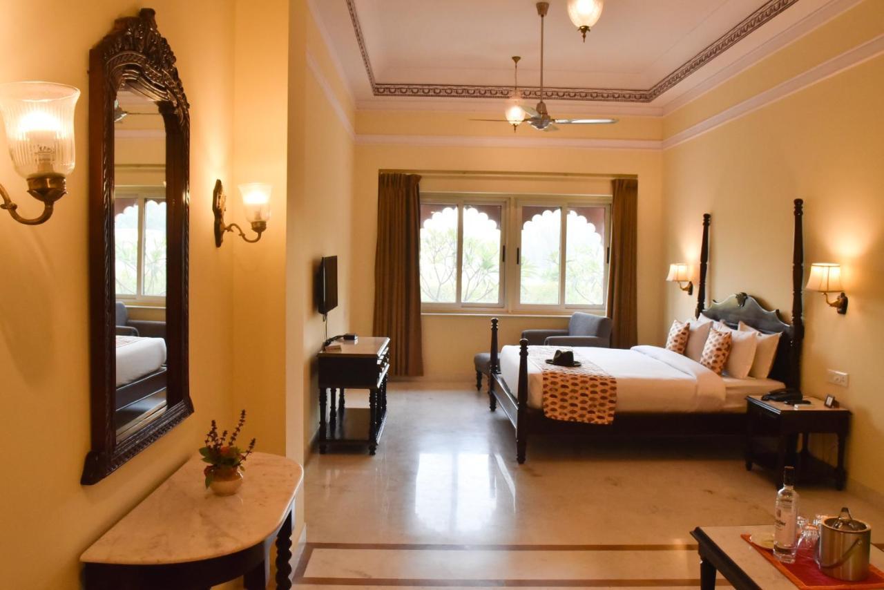 Umaid Palace - A Lakeside Heritage Palace Resort Near Jaipur Close To Bhangarh & Chand Baori Stepwell Abhaneri Dubbi Bagian luar foto