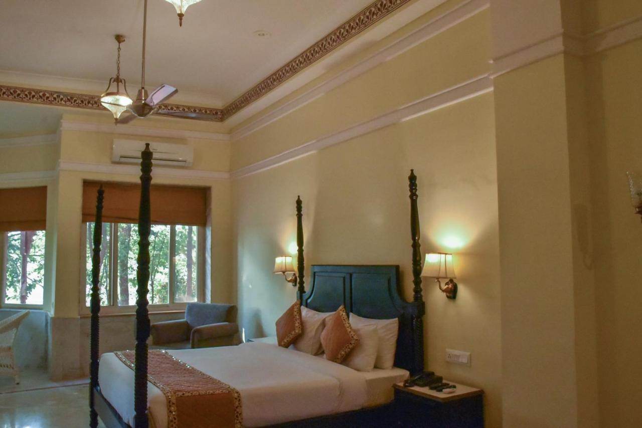 Umaid Palace - A Lakeside Heritage Palace Resort Near Jaipur Close To Bhangarh & Chand Baori Stepwell Abhaneri Dubbi Bagian luar foto
