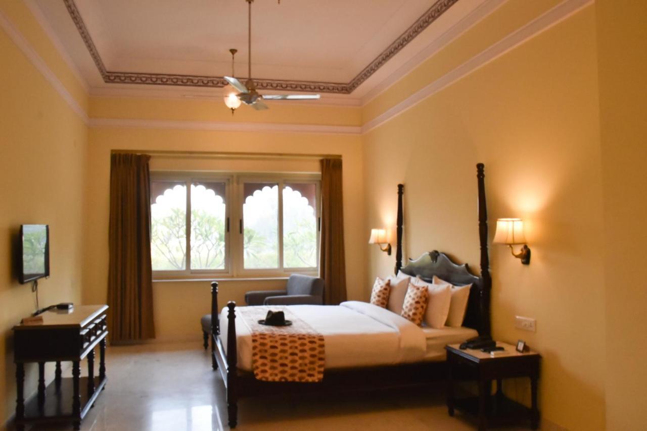 Umaid Palace - A Lakeside Heritage Palace Resort Near Jaipur Close To Bhangarh & Chand Baori Stepwell Abhaneri Dubbi Bagian luar foto