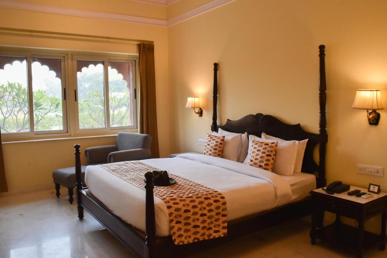 Umaid Palace - A Lakeside Heritage Palace Resort Near Jaipur Close To Bhangarh & Chand Baori Stepwell Abhaneri Dubbi Bagian luar foto