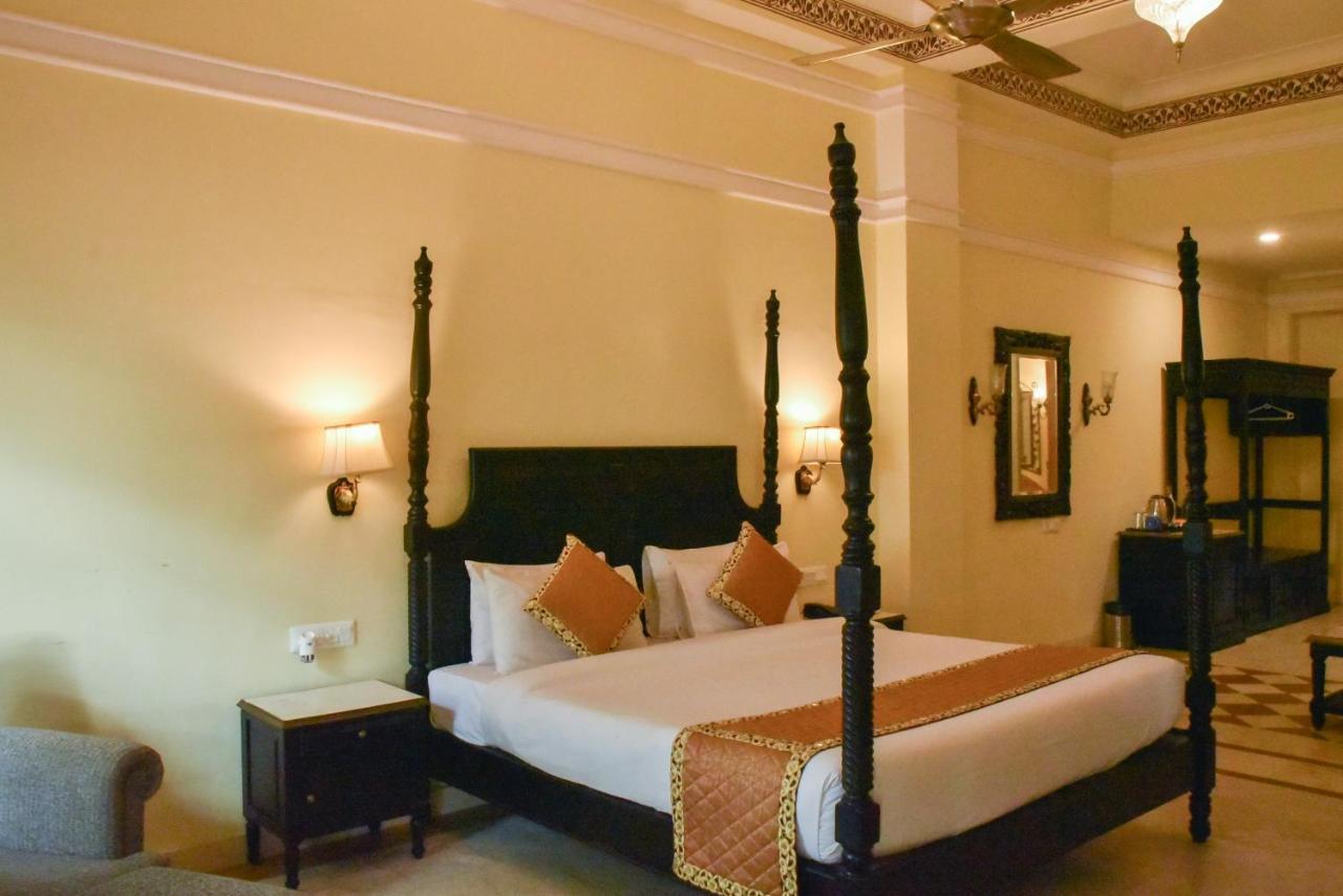 Umaid Palace - A Lakeside Heritage Palace Resort Near Jaipur Close To Bhangarh & Chand Baori Stepwell Abhaneri Dubbi Bagian luar foto