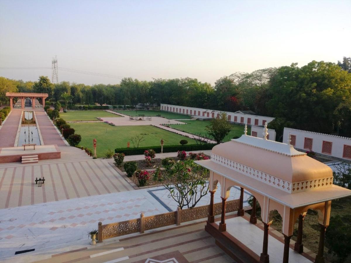 Umaid Palace - A Lakeside Heritage Palace Resort Near Jaipur Close To Bhangarh & Chand Baori Stepwell Abhaneri Dubbi Bagian luar foto