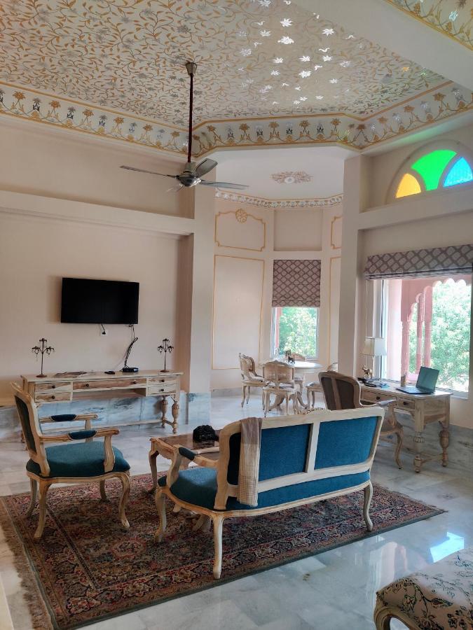 Umaid Palace - A Lakeside Heritage Palace Resort Near Jaipur Close To Bhangarh & Chand Baori Stepwell Abhaneri Dubbi Bagian luar foto