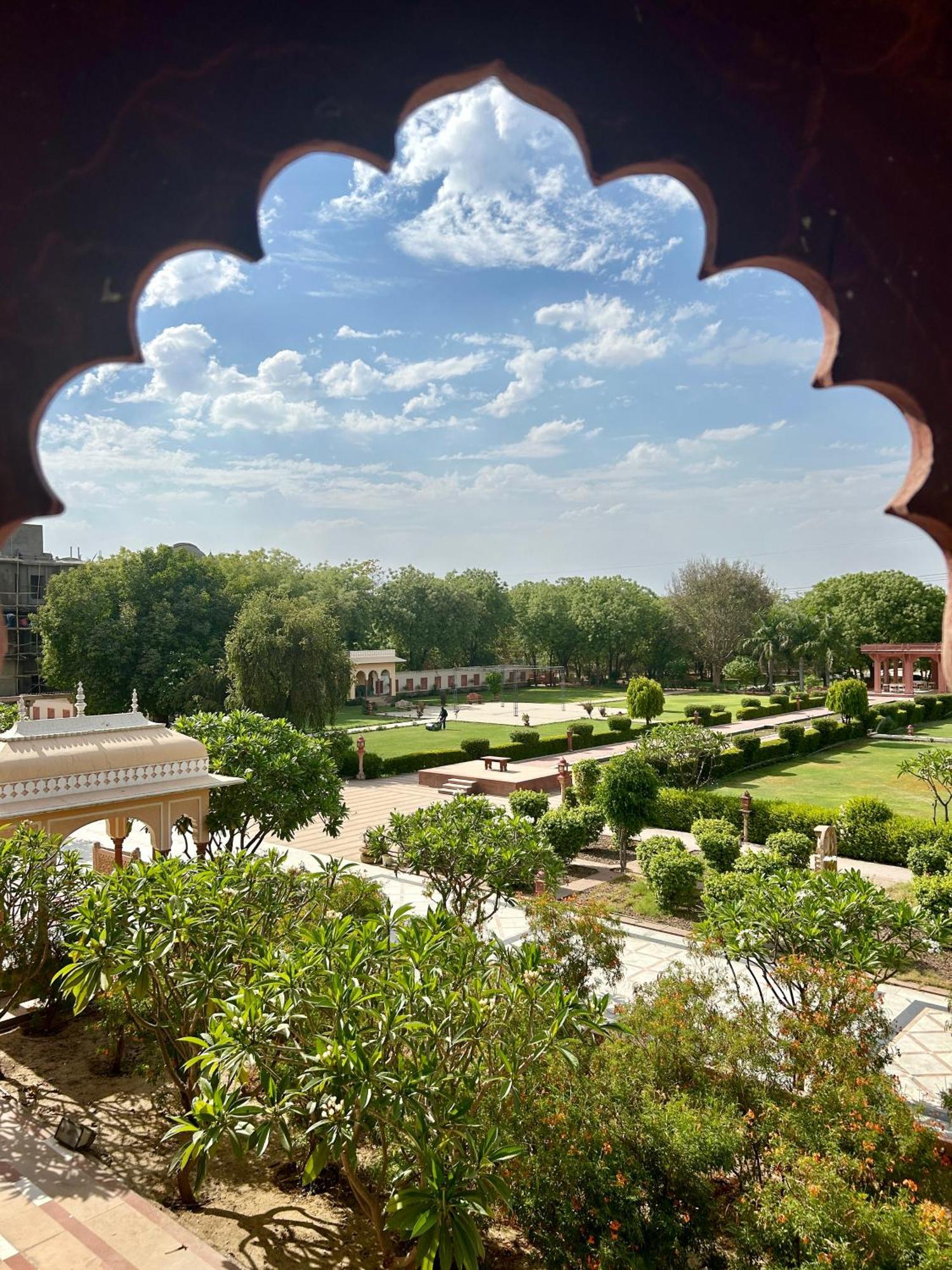 Umaid Palace - A Lakeside Heritage Palace Resort Near Jaipur Close To Bhangarh & Chand Baori Stepwell Abhaneri Dubbi Bagian luar foto