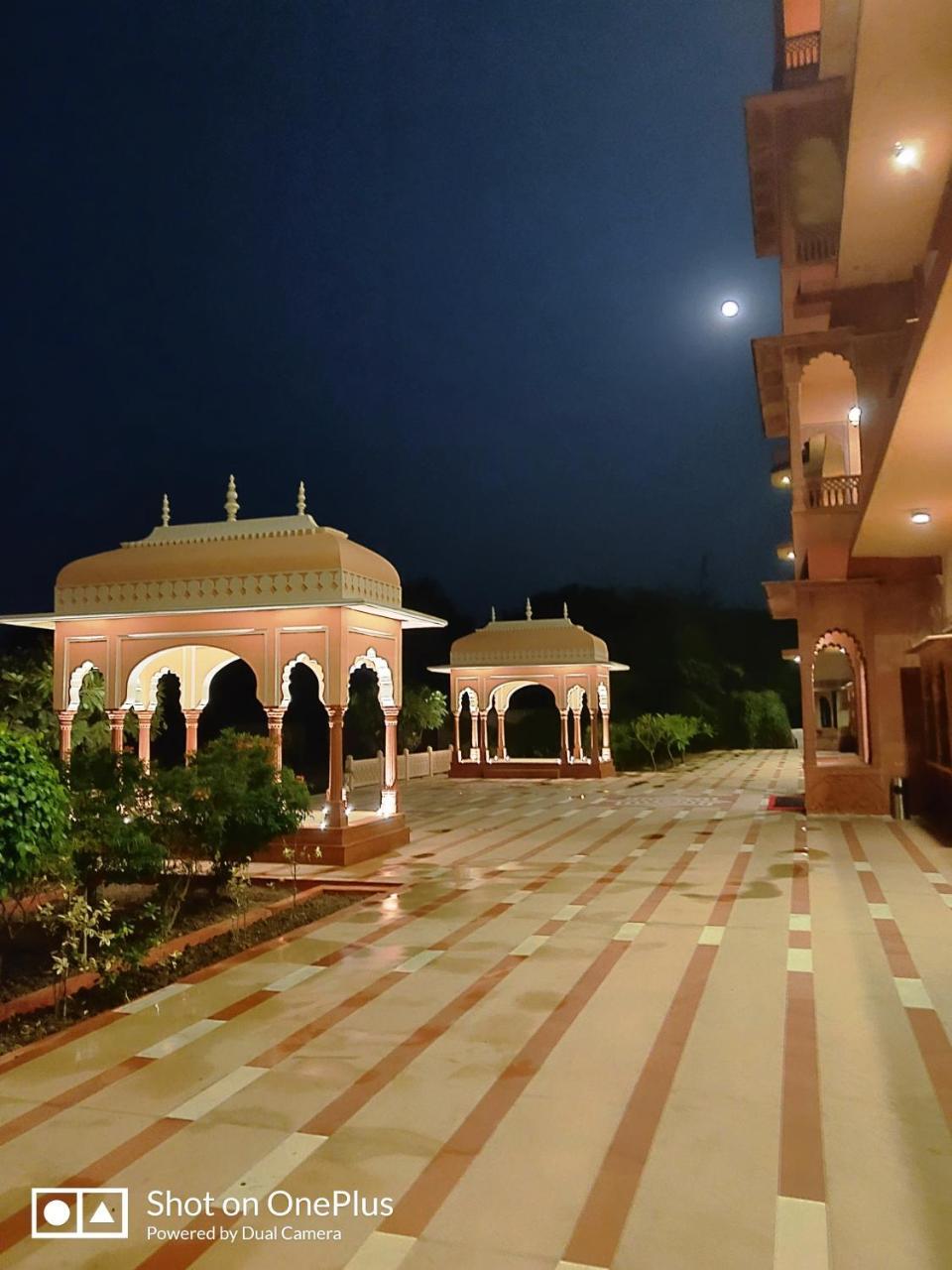 Umaid Palace - A Lakeside Heritage Palace Resort Near Jaipur Close To Bhangarh & Chand Baori Stepwell Abhaneri Dubbi Bagian luar foto