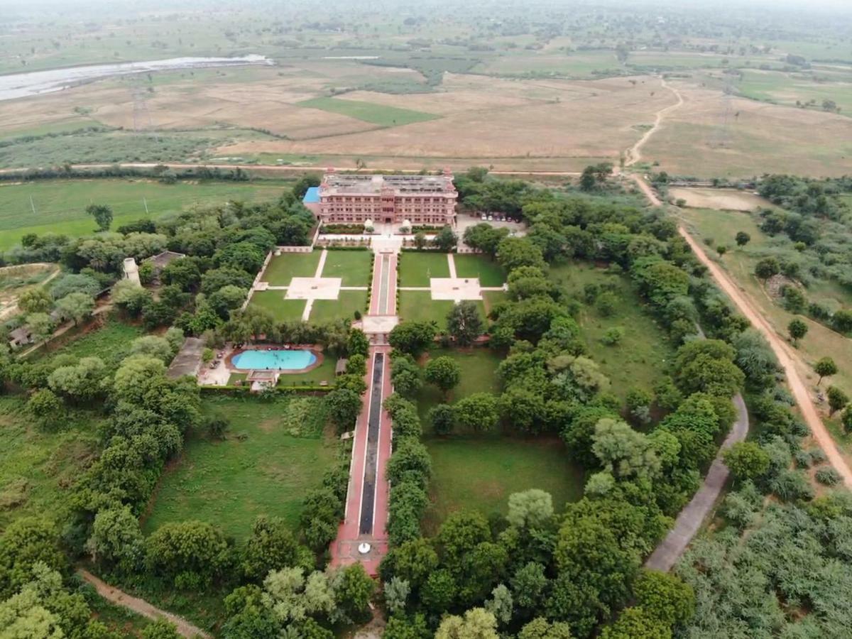 Umaid Palace - A Lakeside Heritage Palace Resort Near Jaipur Close To Bhangarh & Chand Baori Stepwell Abhaneri Dubbi Bagian luar foto