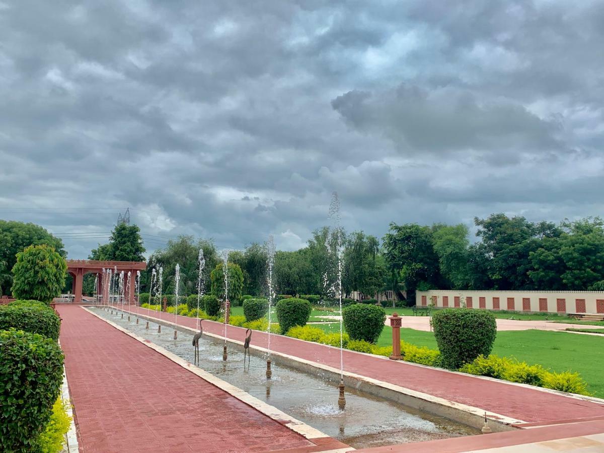 Umaid Palace - A Lakeside Heritage Palace Resort Near Jaipur Close To Bhangarh & Chand Baori Stepwell Abhaneri Dubbi Bagian luar foto